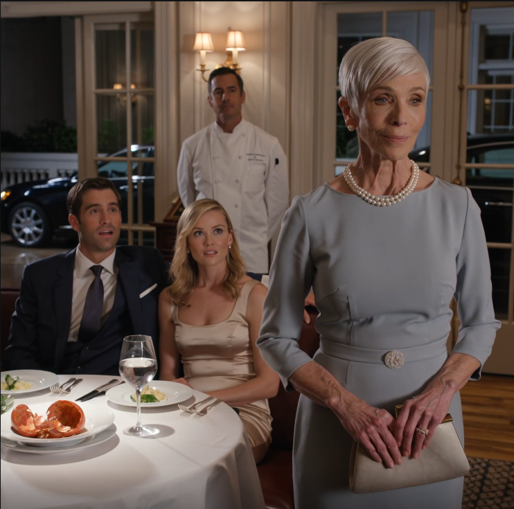 « On n’a pas préparé d’assiette supplémentaire », dit ma belle-fille en me tendant un verre d’eau tandis que sa famille dégustait du homard et des petits pains beurrés sous la douce lumière de la salle à manger. Mon fils leva à peine les yeux avant d’ajouter : « Tu devrais te tenir à ta place, maman. » Je souris, pliai ma serviette et répondis : « Bien noté. » Quelques minutes plus tard, la porte d’entrée s’ouvrit et le chef qu’ils attendaient entra et demanda à me voir.