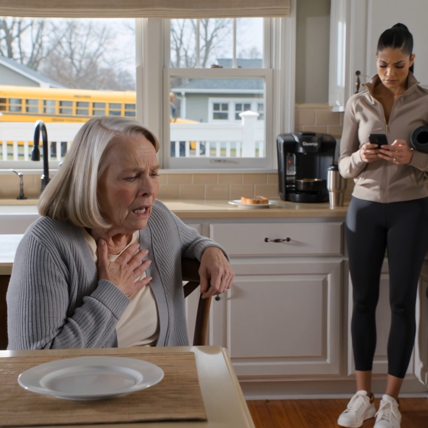 Ce matin-là, j’avais du mal à respirer quand j’ai supplié ma fille de m’emmener aux urgences, mais elle n’a même pas levé les yeux de son téléphone. Elle continuait de faire défiler son écran en disant : « Tu en fais tout un drame, maman. Je ne vais pas rater mon cours de Pilates pour ça. » Le vendredi après-midi, quand j’ai quitté cette maison de banlieue en Pennsylvanie avec ma valise et un billet aller simple à la main, elle n’avait toujours aucune idée de ce qu’elle venait de perdre.