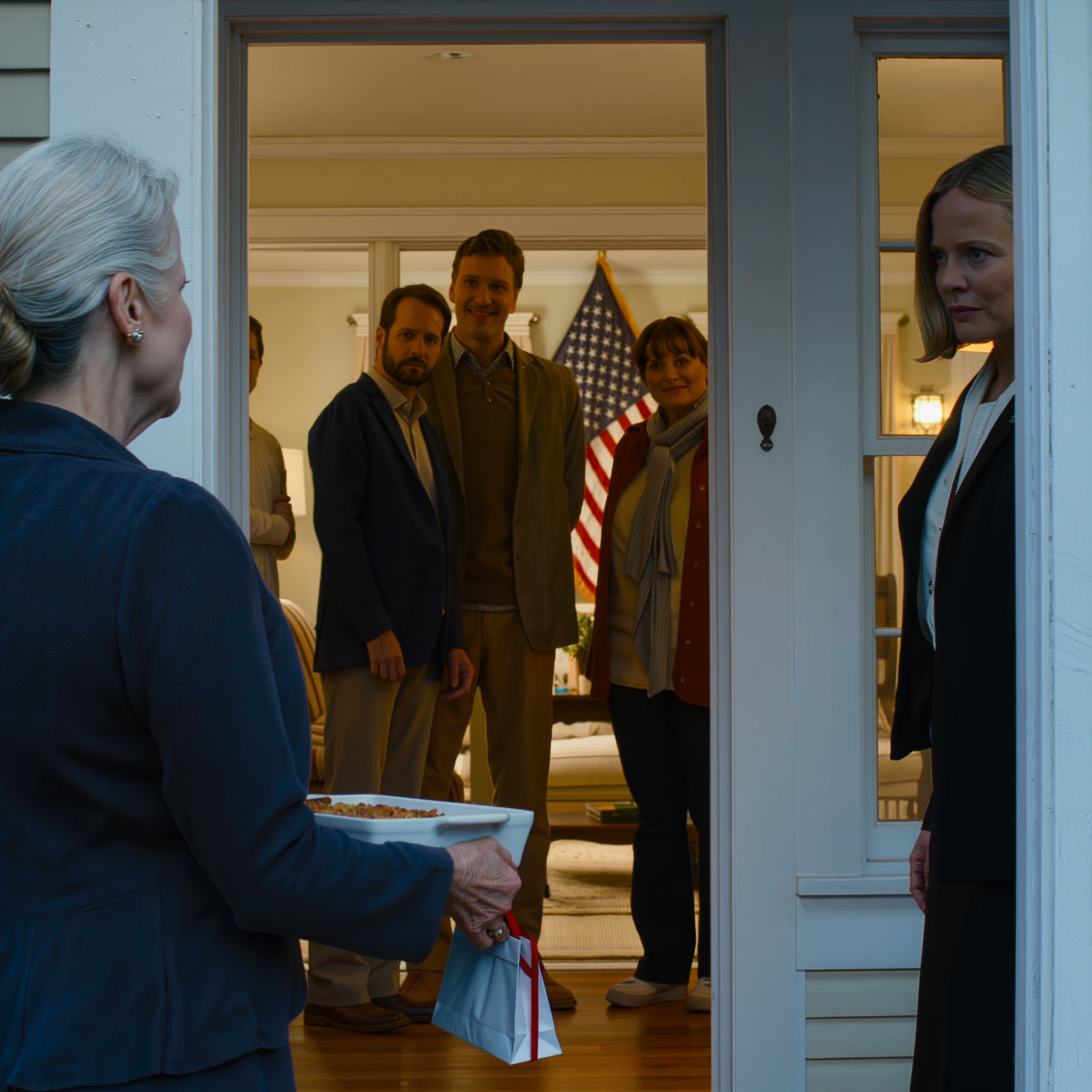 Quand je suis arrivée chez ma fille à 14 h le jour de Thanksgiving, elle m’a arrêtée à la porte : « Qui t’a invitée, vieille dame ? C’est réservé à la famille. Va-t’en. » J’ai posé le plat de patates douces encore chaud sur le perron, je me suis détournée sans pleurer, et le lendemain matin, j’ai pris rendez-vous à 10 h avec mon notaire. Une semaine plus tard, Jennifer n’arrêtait pas d’appeler après avoir vu un nom barré et exigeait de savoir ce que j’avais fait.