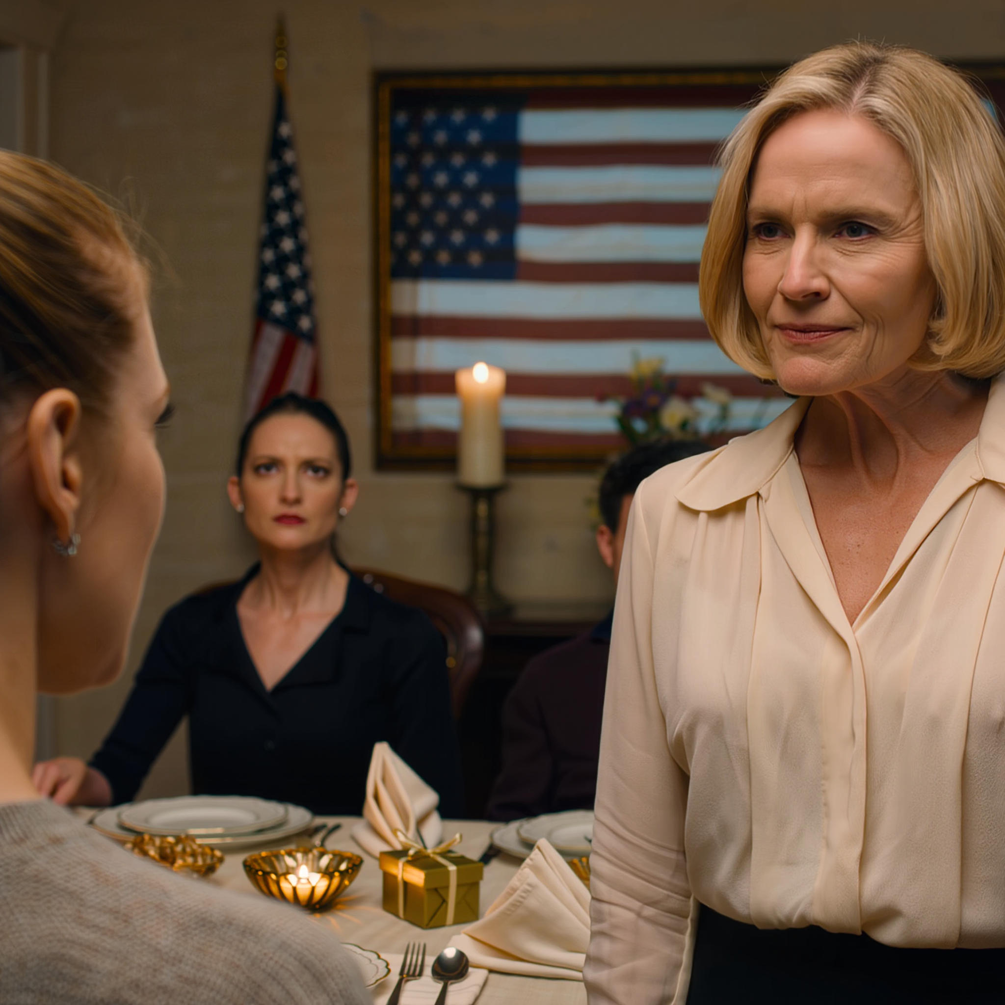 Le soir de Thanksgiving, dans la banlieue de Philadelphie, maman a distribué des cadeaux à tout le monde, m’a complètement ignorée, puis a lâché une phrase glaciale ; ma tante a ri avec elle, toute la famille a ri, je me suis contentée de dire : « Ah, maintenant je comprends » — et exactement une semaine plus tard, ces mêmes personnes étaient à ma porte, frappant fort et demandant à me parler