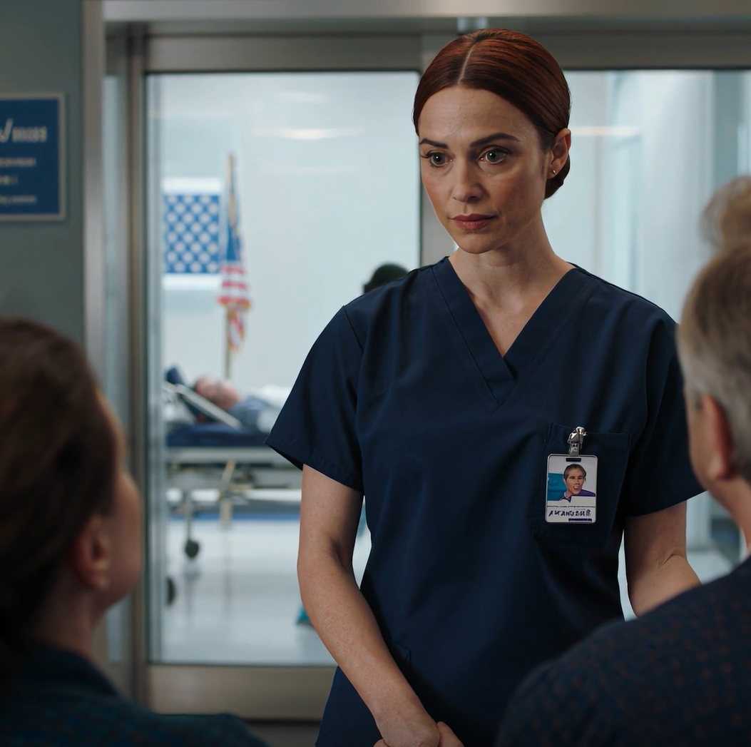 Ma sœur a dit à mes parents que j’avais abandonné mes études de médecine, un mensonge qui m’a valu d’être coupée de leurs relations pendant 5 ans ; ils n’ont assisté ni à ma remise de diplôme de résidence ni à mon mariage ; le mois dernier, ma sœur a été transportée d’urgence aux urgences ; lorsque son médecin traitant est entré, ma mère a saisi le bras de mon père si fort que cela lui a laissé des ecchymoses.