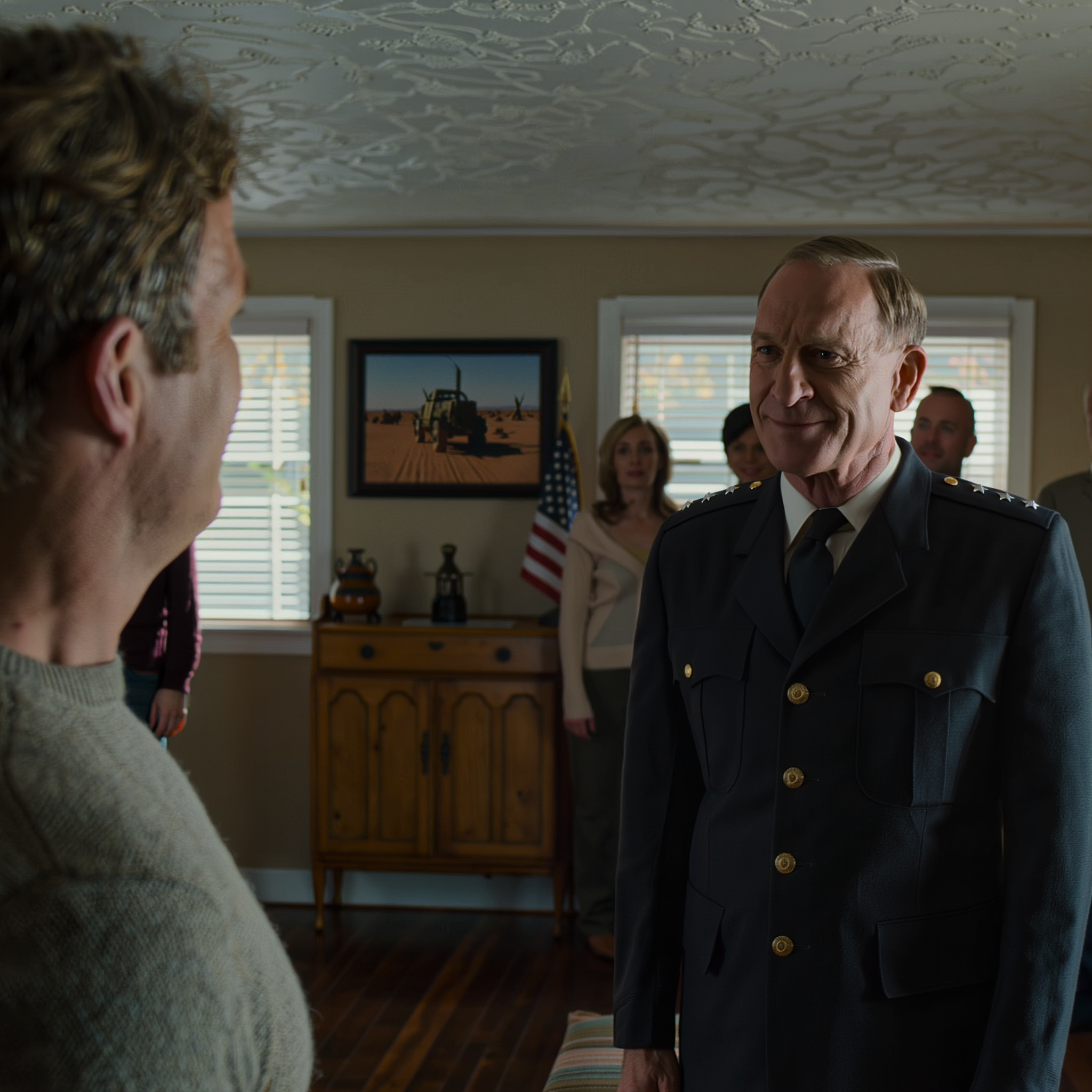 Mon père a conduit un bus scolaire jaune pendant 20 ans dans une petite ville, et tout le monde pensait qu’il était juste un homme gentil et ponctuel, sans rien de spécial — jusqu’à ce qu’un après-midi, un général quatre étoiles frappe à notre porte, entre dans le salon, fixe la photo du Marine accrochée au mur et s’arrête net : « Attendez… vous appelez cet homme papa ? »