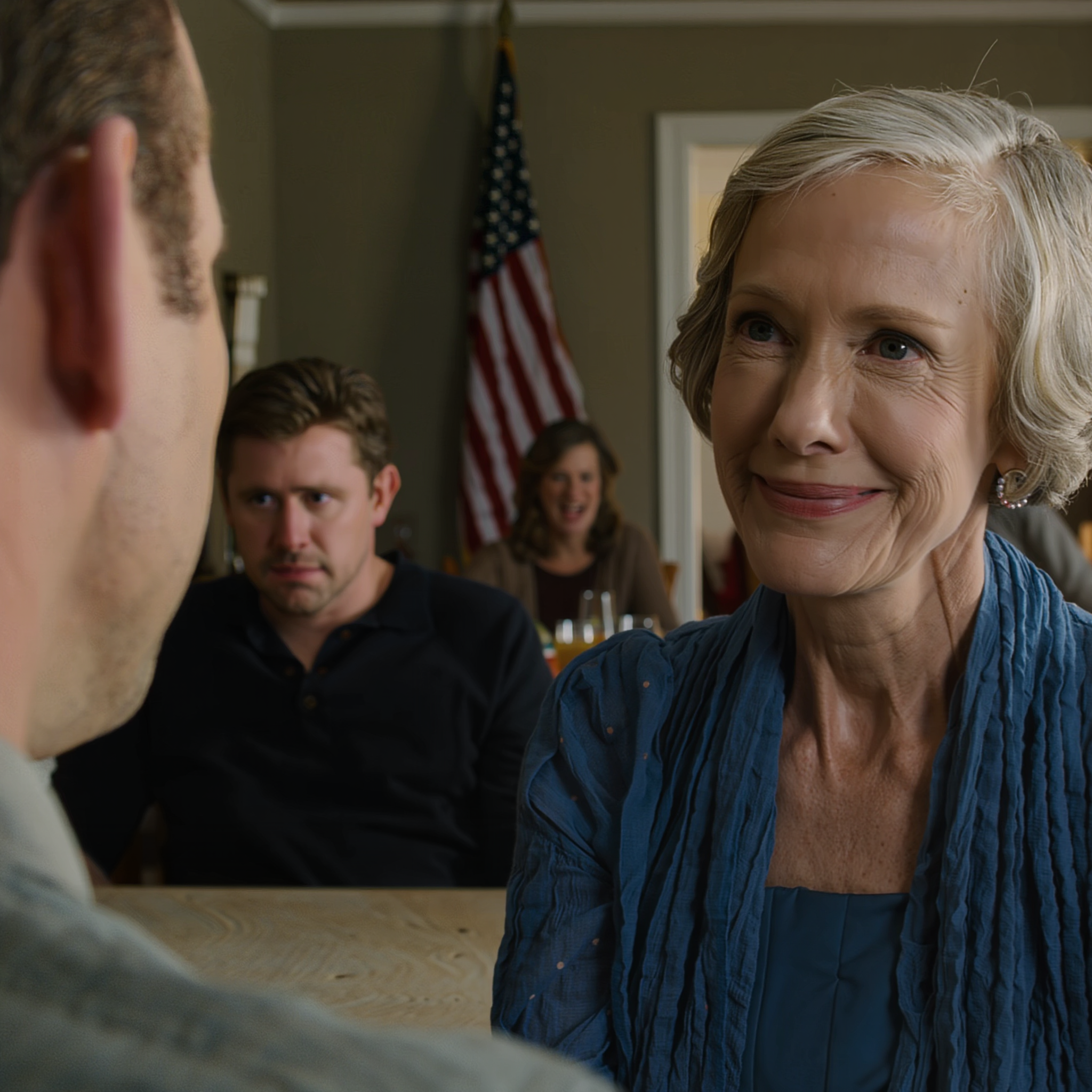 Lors d’un dîner dans la banlieue de Richmond, maman a lu son testament comme si de rien n’était : mon frère héritait de la maison de plain-pied et de 400 000 dollars pour acheter une maison, tandis que je n’avais droit qu’à des « bénédictions et des prières » après des années à payer discrètement des factures qu’elle n’avait même jamais mentionnées. J’ai souri et remercié, et dès le premier du mois, mon silence a mis toute la famille mal à l’aise.