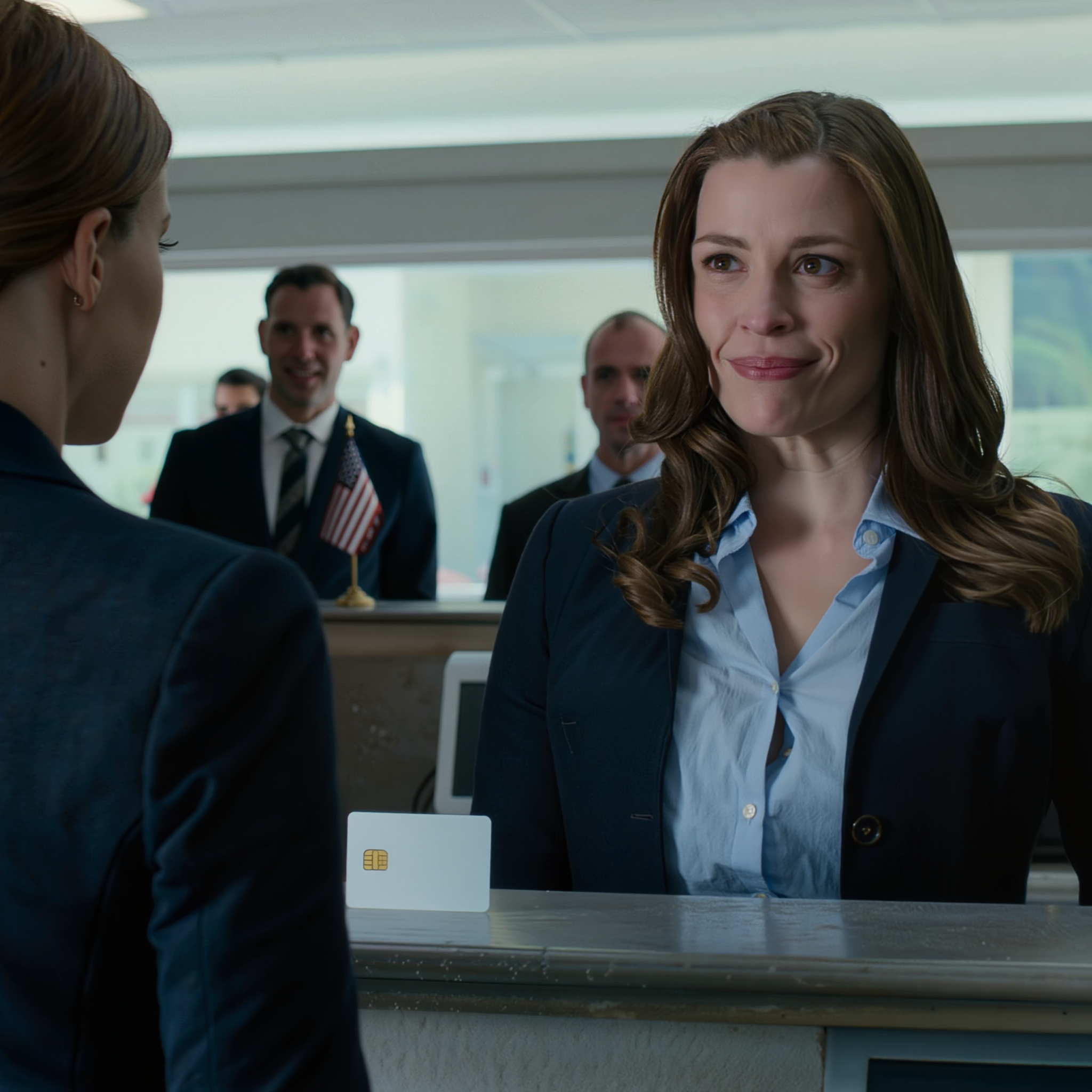 Après les funérailles de mes parents, ma sœur a pris la maison familiale, puis m’a donné une carte de 500 dollars comme si c’était une « charité pour l’enfant adopté », et m’a mis à la porte de l’endroit où j’avais grandi. J’ai caché cette carte dans un tiroir pendant cinq ans, jusqu’au jour où je suis allé à la banque pour l’annuler et où la guichetière m’a regardé comme si elle savait quelque chose que toute la famille avait caché.