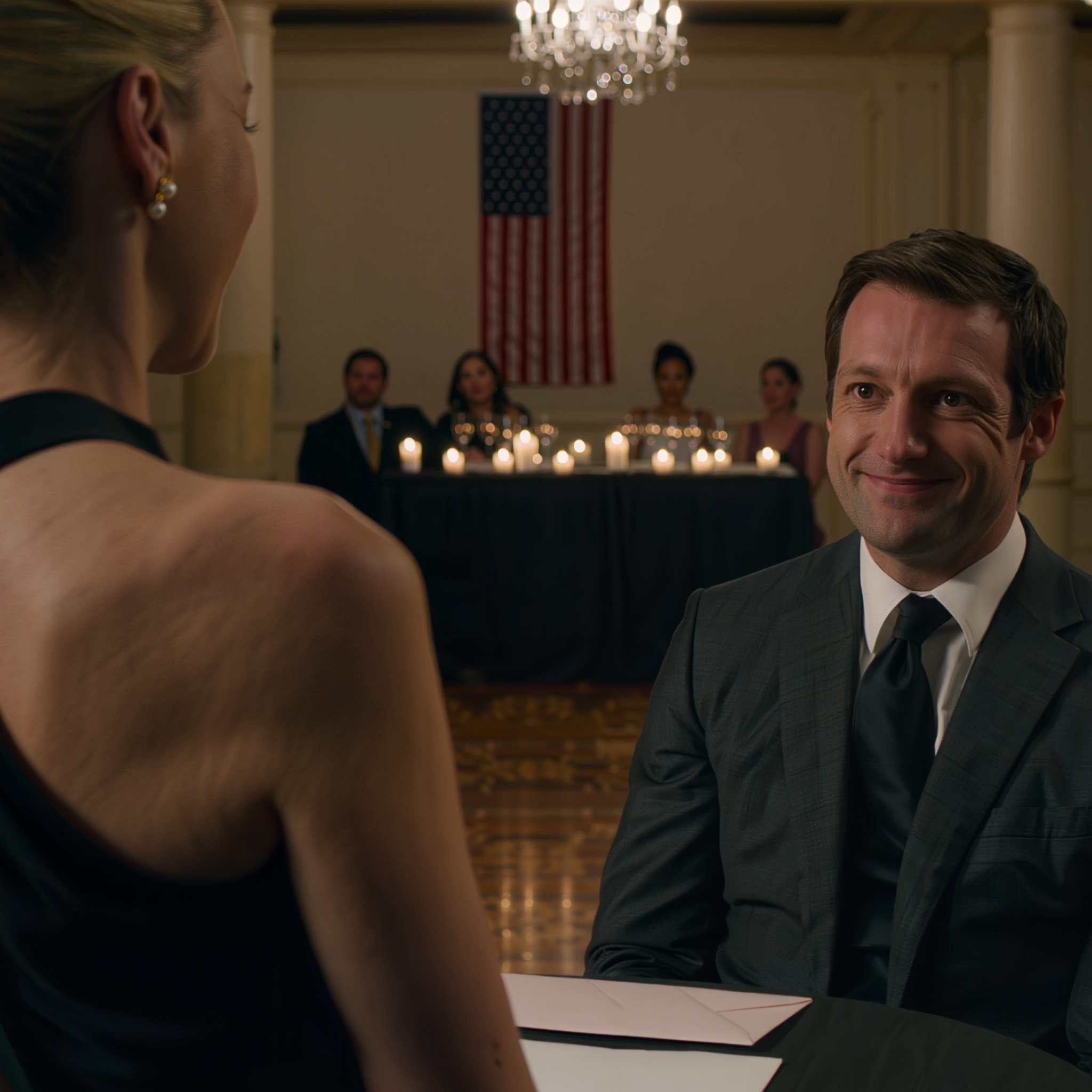 Au gala de l’hôpital que j’avais passé quatorze mois sans sommeil à organiser au sein de l’élite fortunée de Charlotte, mon mari a fait entrer une femme blonde comme si elle était la véritable reine de la soirée, et le pendentif en diamant que ma mère m’avait laissé était posé sur son cou — je me suis approchée directement, je l’ai enlevé, et ce que j’ai dit ensuite a figé le sourire sur son visage.