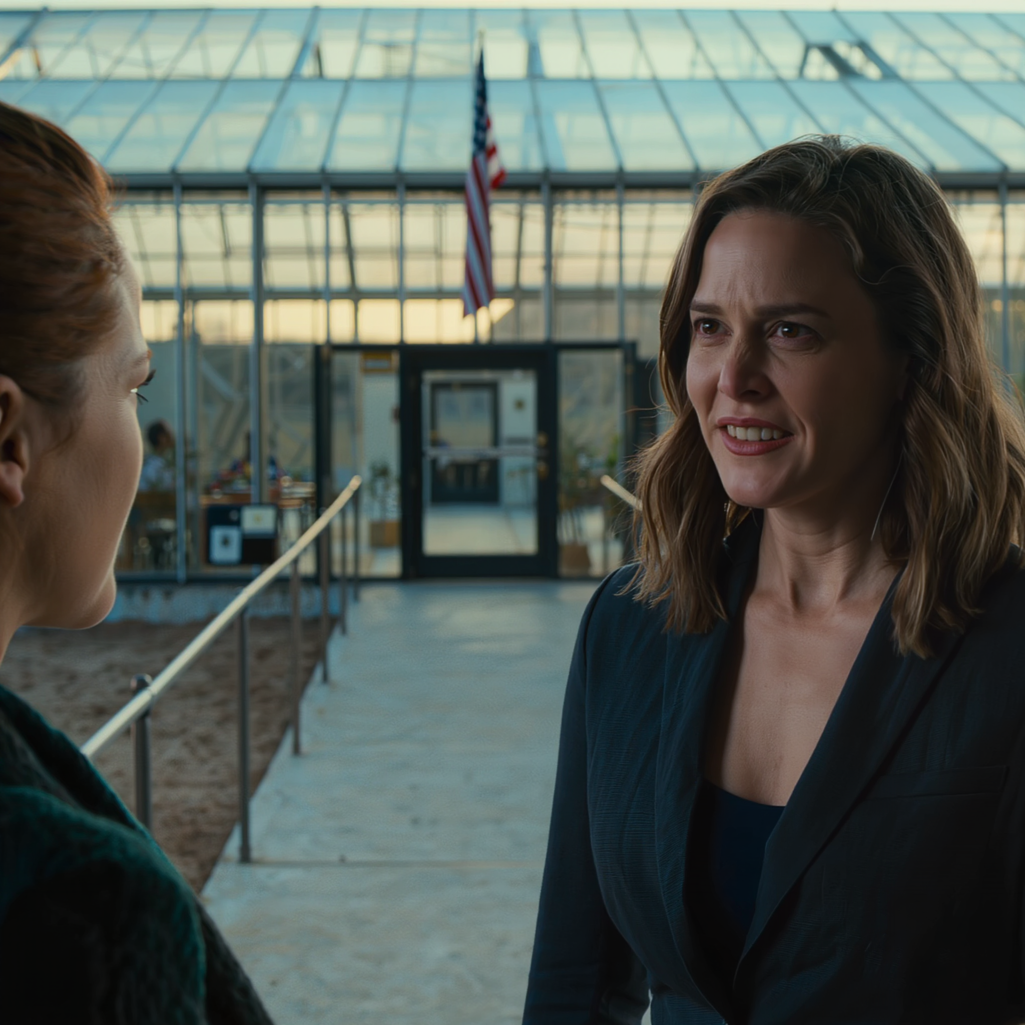 Ma sœur a saccagé ma serre de 100 000 $ pour me « donner une leçon » après que j’ai refusé de l’embaucher. J’ai visionné les images de la caméra de surveillance et je l’ai confrontée. Ma mère a insisté pour qu’on « régle ça en famille », et mon père a tenté de mettre fin à l’affaire avec un chèque. J’ai refusé et je suis partie. Maintenant, ils hurlent au téléphone que je suis sans cœur : pourquoi aurais-je appelé la police ?