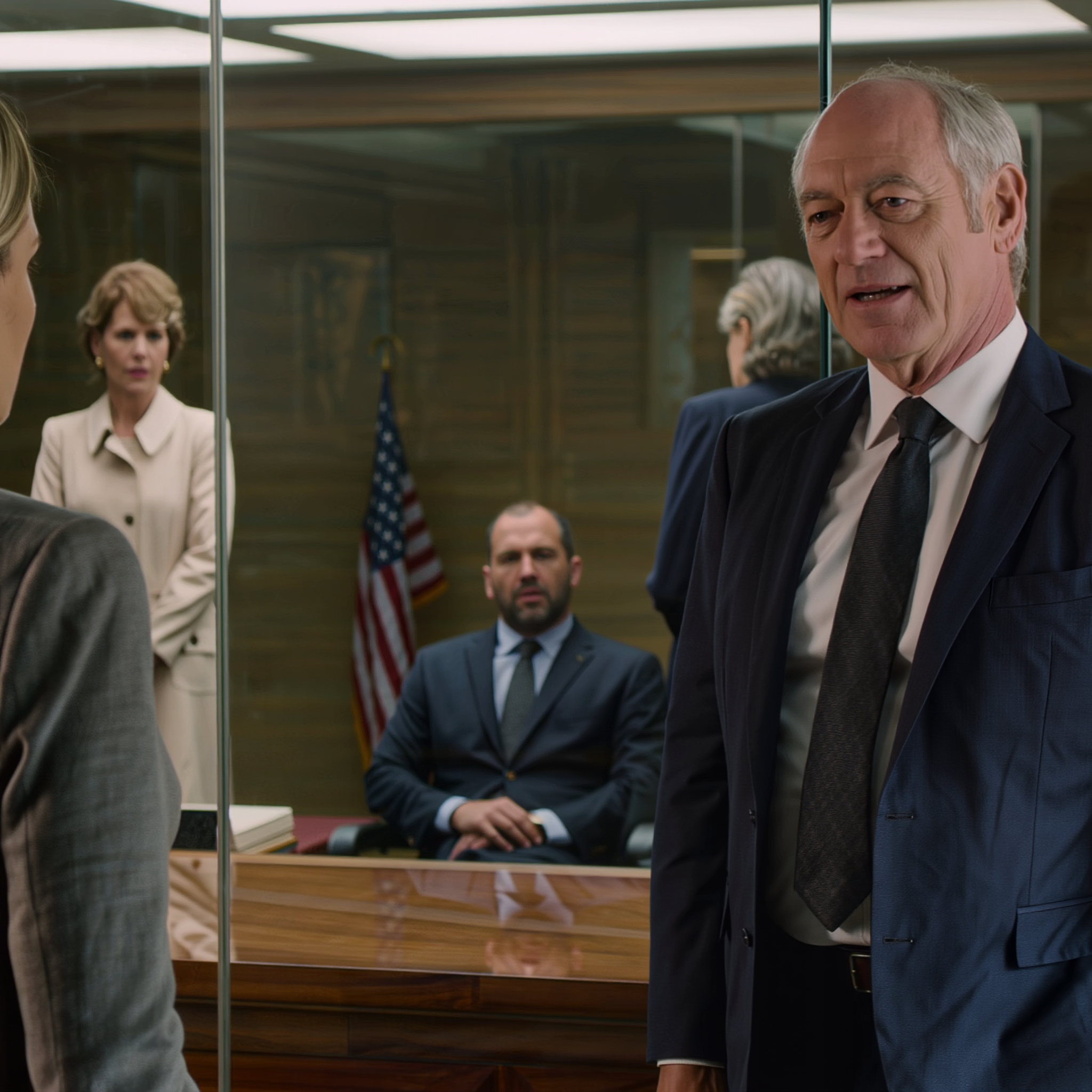 Dès que j’ai ouvert mon application bancaire, j’ai été sidérée par la ligne rouge « blocage restreint » ; la paie de mon cabinet d’avocats était bloquée le matin même où les salaires devaient être versés. Je suis entrée dans l’agence du centre-ville et mes parents étaient déjà là avec le directeur, imperturbables, me disant : « La famille avant tout, tu nous remercieras plus tard. » Je n’ai pas discuté. J’ai juste demandé : « Qui a initié ce changement de paie ? » Et le clic suivant a figé le silence dans tout l’agence…