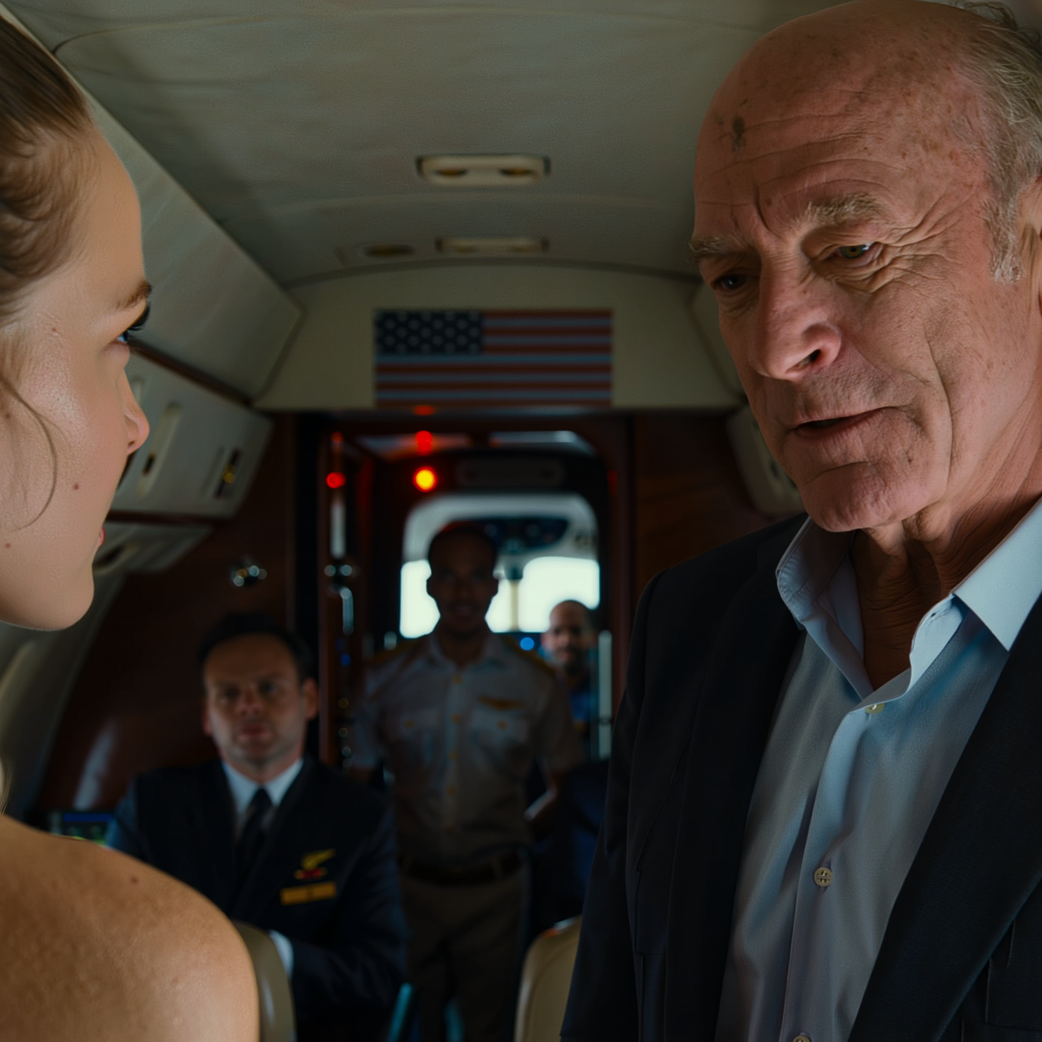 Le père millionnaire de mon fiancé m’a fait monter à bord de son jet privé et m’a lancé sèchement : « Ce n’est pas la classe économique. Ne touche à rien ! » — mais lorsque le pilote a scanné ma pièce d’identité, l’écran du cockpit est devenu rouge vif, une étrange alerte a clignoté et son expression a complètement changé, là, sur la piste.