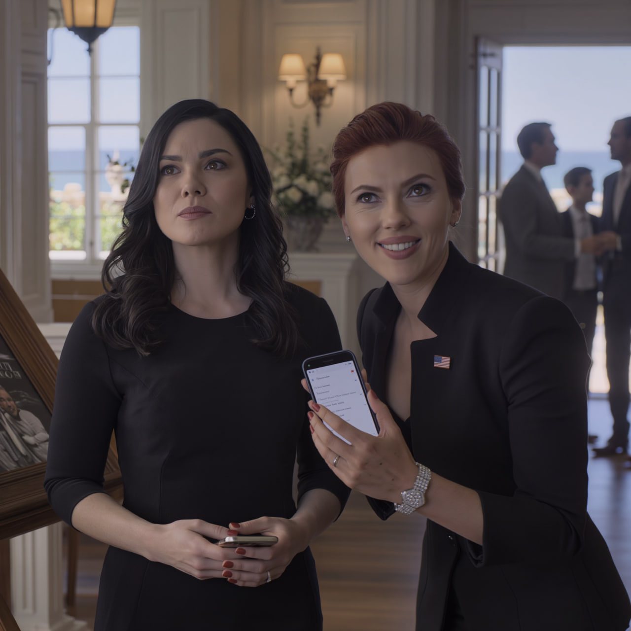 Ma sœur s’est moquée de ma robe de deuil bon marché devant tout le monde, me traitant de ratée de la famille. Ce qu’elle ignorait, c’est que la robe n’était pas bon marché du tout, que la marque était la mienne et qu’elle avait passé des années à être mannequin pour une entreprise dont j’étais secrètement propriétaire. À peine avions-nous quitté l’église que son prochain contrat était annulé. Voilà comment je les ai tous fait tomber. – Actualités