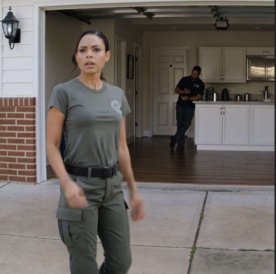Mon père, ancien Navy SEAL, m’a légué la Mustang qu’il a conduite pendant vingt ans. Mon frère l’a vendue pendant mon déploiement en me disant : « Détends-toi, ce n’est qu’une voiture. » Mais l’appel du concessionnaire six jours plus tard a rendu une chose douloureusement claire : mon père avait vu venir le coup, et quoi qu’il ait caché dans cette Mustang, la petite vente facile de mon frère allait se transformer en la pire erreur de sa vie.