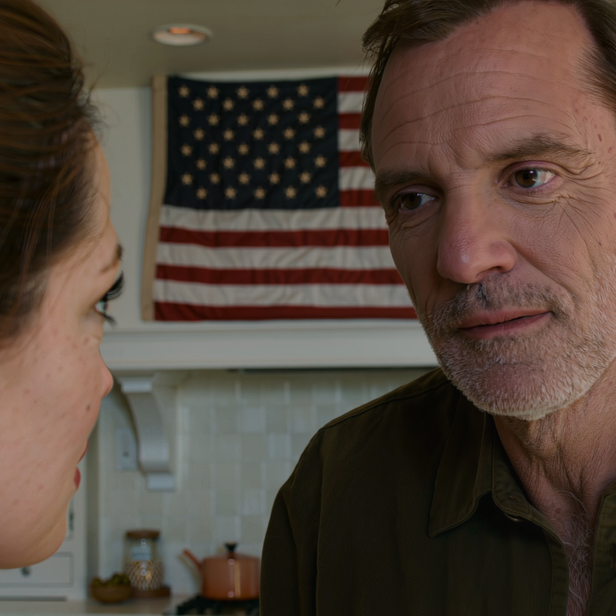 Après les funérailles de mon mari, je n’ai rien dit à sa famille concernant le chalet en rondins au bord du lac en Pennsylvanie, ni des 315 700 dollars qu’il m’avait laissés ; je suis restée plantée là, à fixer la clé en laiton sur la table de chevet, dans le silence de ma maison. Six semaines plus tard, son frère a amené un inconnu dans ma cuisine et m’a dit froidement : « On va vendre votre maison. » J’ai souri…