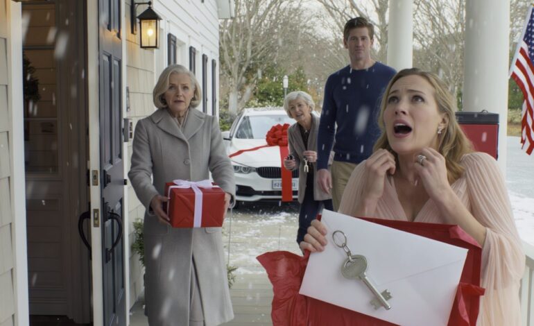 Mon fils a offert une BMW à 60 000 $ à sa belle-mère pour Noël. Mon cadeau ? Une tirelire avec seulement 3 $ dedans. J’ai souri, je suis rentrée chez moi et je suis allée me coucher. Au lever du soleil, j’ai discrètement déposé un « cadeau » devant leur porte… et dès que sa femme l’a ouvert, son sourire s’est effacé si vite qu’il paraissait forcé. – Actualités