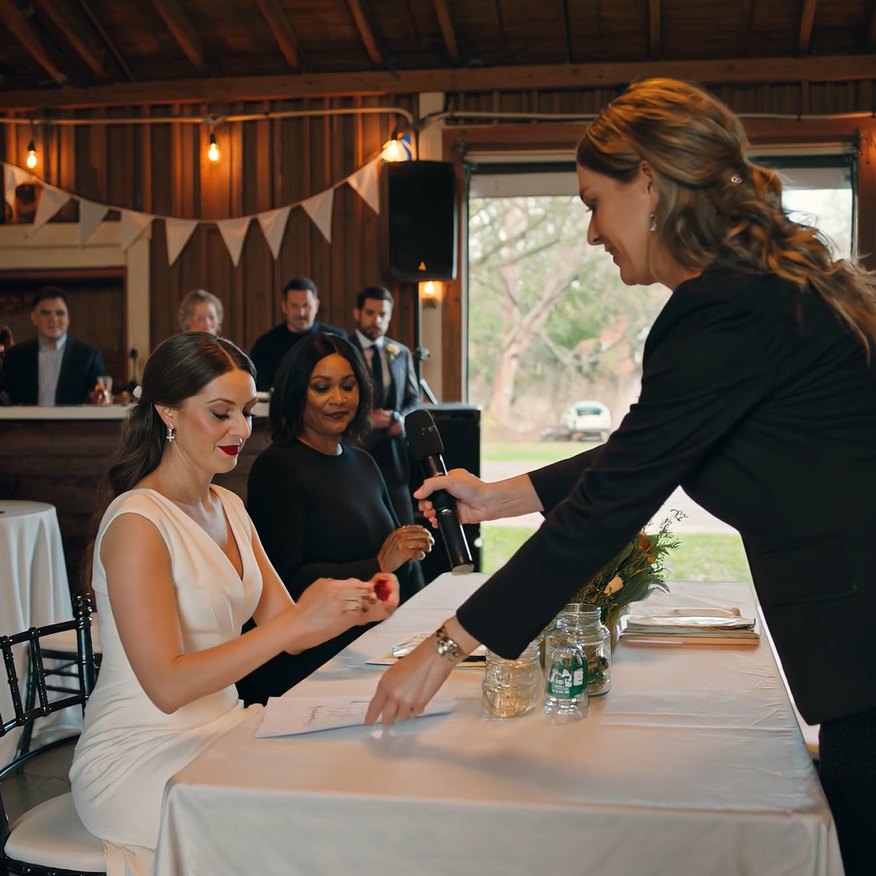À mon mariage, mes parents portaient des vêtements de deuil noirs. Ma mère a pris le micro : « Nous resterons ici jusqu’à ce que vous signiez la cession de la maison à votre sœur ! » Ma sœur a ri. Mon mari s’est levé calmement et a pointé l’écran du doigt. Ce qui est apparu à l’écran les a fait fuir.