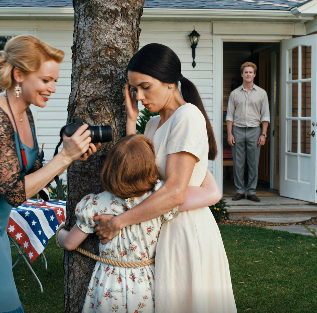 Pendant que nous étions chez moiChez mes beaux-parents, ma belle-sœur a emmené ma fille de 4 ans dehors en disant : « J’ai envie d’essayer quelque chose d’amusant ! » Au bout d’un moment, j’ai entendu des cris. Je me suis précipitée dehors pour voir ce qui se passait et j’ai trouvé ma fille attachée à un arbre, recouverte de miel et couverte de piqûres de guêpes. Ma belle-sœur filmait la scène en riant : « Je veux voir comment les guêpes réagissent et combien de temps elle va tenir ! » Quand j’ai essayé de la libérer, ma belle-mère m’a attrapée par les cheveux et m’a fait tomber en disant : « Laisse ma fille s’amuser ! Tu ne vois pas qu’elle est si contente ? » J’ai regardé mon mari désespérément, mais il a haussé les épaules et a dit : « Laisse-les finir ! » J’ai repoussé tout le monde de toutes mes forces, j’ai détaché ma fille, couverte de piqûres, et je l’ai emmenée d’urgence à l’hôpital. Ce que j’ai fait ensuite a bouleversé leur vie.