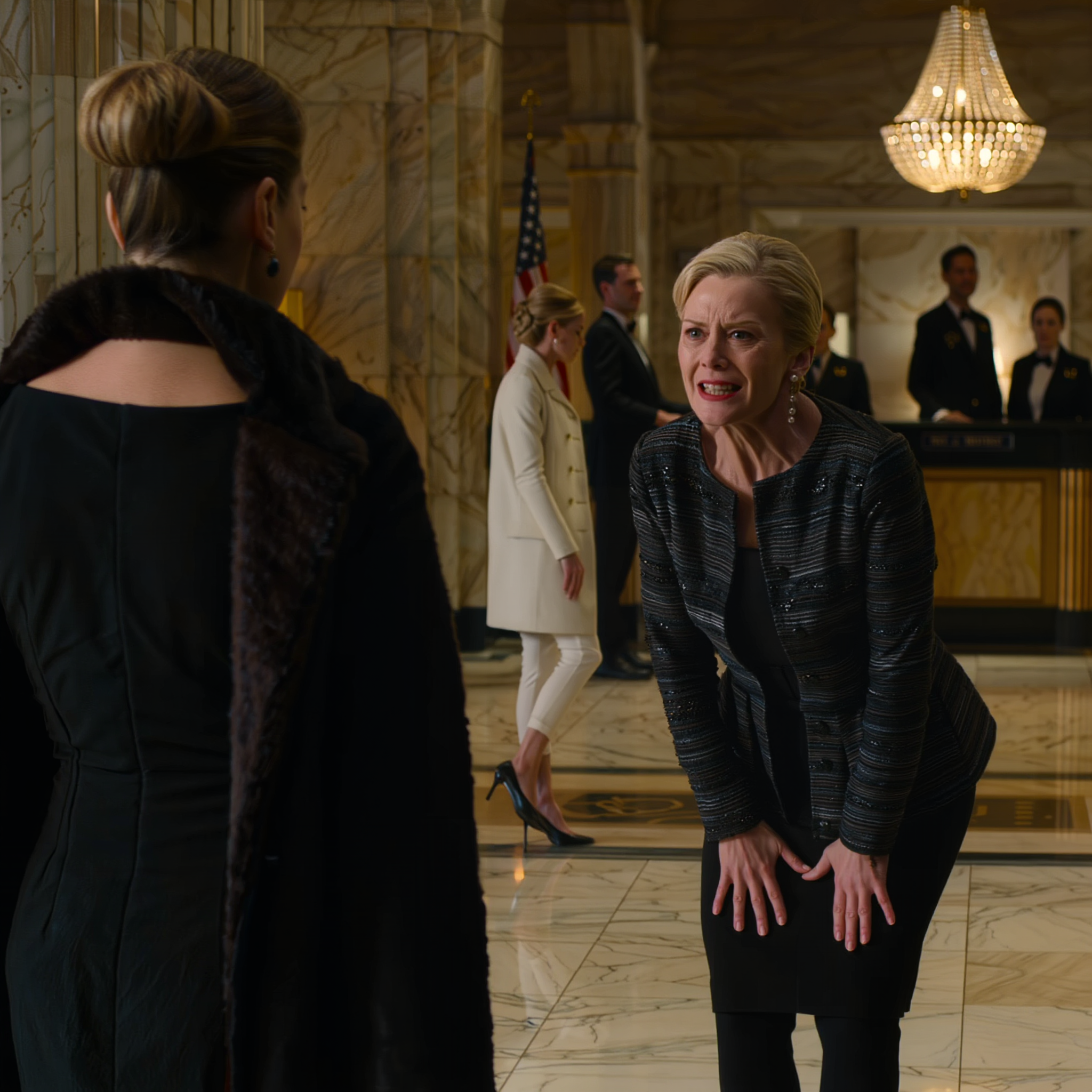 Ma sœur m’a bloqué le passage dans le hall d’un hôtel de luxe du Rhode Island, ma mère m’a sèchement ordonné de ne pas embarrasser la famille lors du dîner organisé pour les 70 ans de mon père, et les invités commençaient déjà à se retourner pour me regarder. Mais au moment où j’allais partir, un homme en costume noir s’est approché de la réception, m’a appelé par mon nom, et un silence de mort s’est abattu sur le hall.