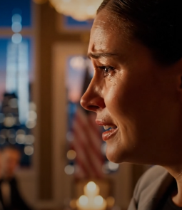 Vid en middag med min makes vänner tyckte han att det var roligt att introducera mig så här: “Det här är min fru—ingen examen, ingen karriär, bara lever på mina pengar.” Alla skrattade. Jag ryckte inte till. Jag log bara, höjde mitt glas och sa: “Skål—det här är sista gången ni ser mig så här.” Sedan reste jag mig upp och berättade för honom vem jag egentligen var. Rummet blev helt tyst.