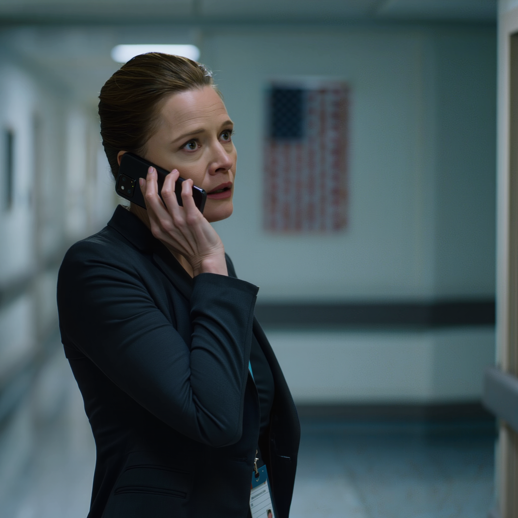 Debout dans un couloir d’hôpital à 18h12, j’écoutais un message vocal de ma mère : « Tu es coupée de la famille, ne nous contacte plus, on avance sans toi. » Je me suis contentée de répondre par SMS : « OK ». Le lendemain matin, l’accès était bloqué, la vente de la maison au bord du lac commençait à capoter, j’ai reçu 58 appels manqués, puis l’avocat de la famille m’a envoyé un SMS : « On a un problème très grave. »