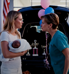 Direkt efter att jag välkomnat min bebis berättade mina föräldrar för mig att jag skulle ta mig hem på egen hand eftersom min brors bowlingtroféer behövde åka mer. Pappa kallade dem “Sköra.” Jag sade ingenting och fortsatte gå — men de hade ingen aning om att det valet skulle bli ögonblicket då allt förändrades mellan oss.