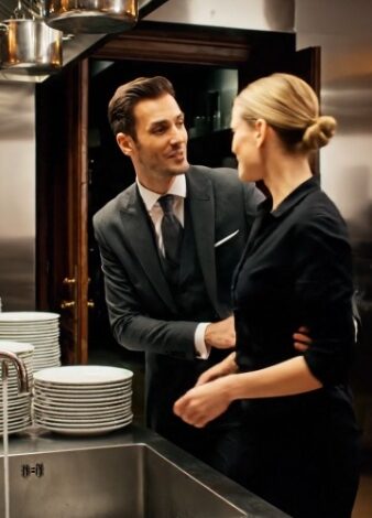 Ils riaient de la « bonne » qui frottait la vaisselle dans le manoir – jusqu’à ce que son mari demande : « Où est ma femme ? » et que tout s’effondre…