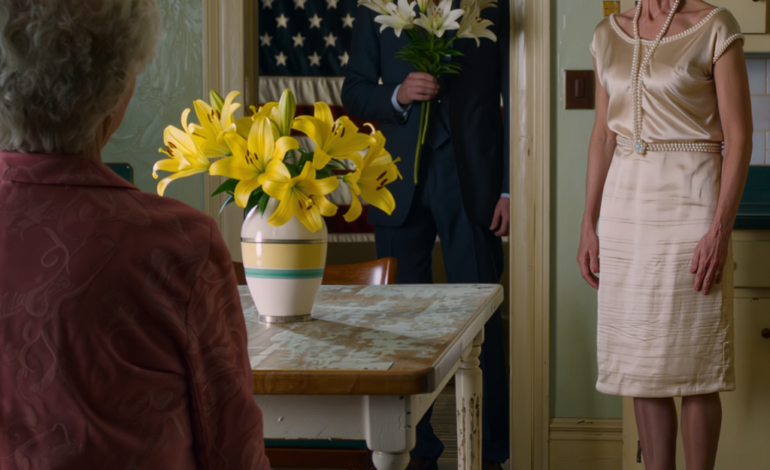 På mors dag stod min miljonärsson vid min dörr med gula blommor, tittade på mig och frågade rakt ut: ”Mamma, är du okej med de 5 000 dollar som Clara skickar varje månad?” Jag satte en sträng röst i halsen: ”Son, jag lever på kyrkans hjälp.” Just då dök min svärdotter upp med ett kallt leende, hennes parfym strömmade in, hon rörde vid hans ärm och sa en mening som fick mitt leende att stelna till is.