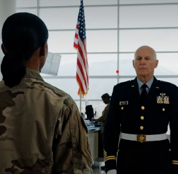 De kommenterade hennes militärjacka – tills en fyrstjärnig general hyllade henne