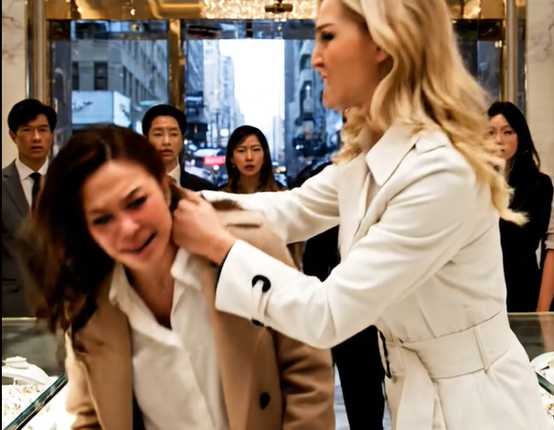 我嫉妒的繼姊以最糟糕的方式羞辱我，在珠寶店裡打我，還在圍觀的人群面前罵我「垃圾」。但她剛舉手，一位億萬富翁走進來，站在我旁邊說：「再試著碰我妻子看看……」