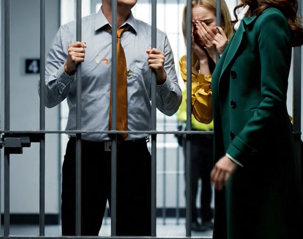 就在房間外，我聽見丈夫向他的情人承諾我很快就會離開，所有財產都會歸他們所有。他從沒想過我聽過每一句話。我立刻報警了。當我走上前時，他看起來很震驚。我告訴他：「你的新家就是監獄。」