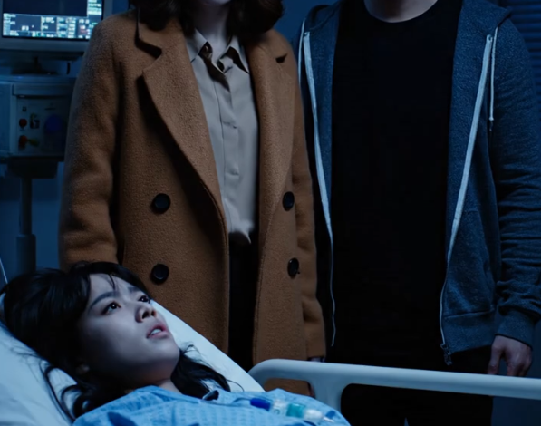 我無意中聽到我丈夫和他母親策劃那場奪走我孩子的意外。我康復期間，他們用我的指紋把我的銀行帳戶掏空。隔天早上，他笑著感謝我給的錢。他們不知道的是，我其實已經準備好了。 我第一次意識到丈夫想讓我離開時，我赤腳站在婆婆客廳外的走廊上，一隻手放在懷孕的肚子上，透過門聽著他們說話，左邊開得稍微寬了一英吋。