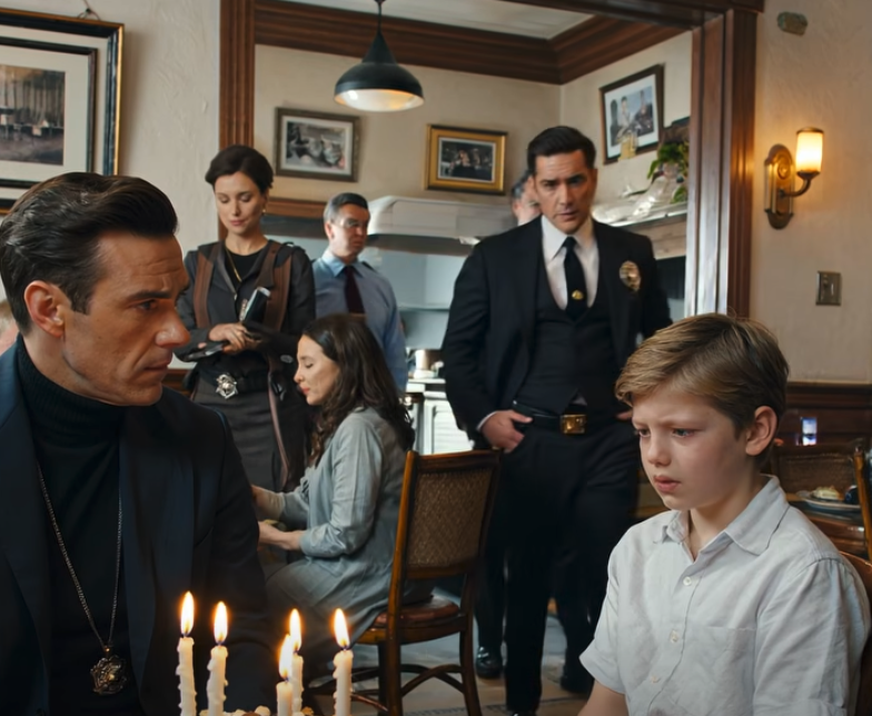 Nous fêtions le dixième anniversaire de mon fils au restaurant. Ma femme s’est excusée pour aller aux toilettes. Soudain, mon fils m’a saisi la main. « Papa, il faut qu’on y aille. Maintenant. Laisse maman ici. » J’ai demandé : « Quoi ? Pourquoi ? » Il m’a regardé, les larmes coulant sur ses joues. « S’il te plaît, fais-moi confiance. Si on reste… il va se passer quelque chose de terrible. » À CE MOMENT-LÀ, DERRIÈRE MOI, J’AI ENTENDU… – Les infos