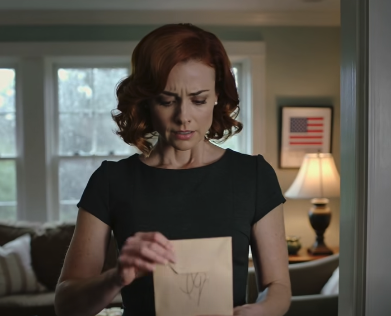 Personne de ma famille n’est venu aux funérailles de mon mari Bobby — ni mes parents, ni même ma meilleure amie d’enfance — car ils avaient choisi d’aller à la fête de fiançailles de ma sœur. Au moment où le cercueil a été descendu dans la fosse, mon téléphone a vibré : ma mère m’a dit « Il faut qu’on parle maintenant », suivi de trente-six appels manqués.