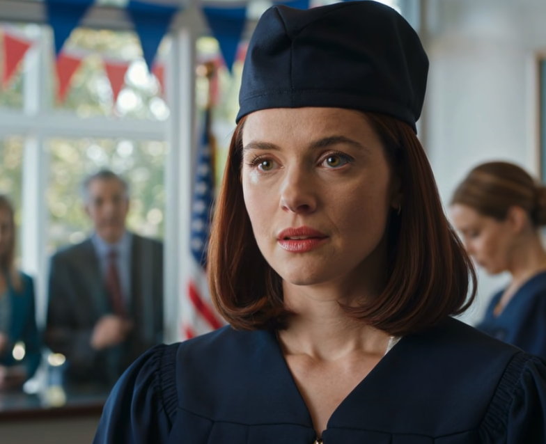 Mes parents m’ont dit qu’ils n’avaient pas les moyens de financer mes études supérieures, puis ont payé les études prestigieuses de ma sœur dans une université réputée « pour son avenir ». Alors, j’ai discrètement accepté une bourse et je suis partie sans un mot. Quatre ans plus tard, je suis arrivée à ma remise de diplômes en toge et en mortier, au moment même où mon père suppliait le doyen de me dire où j’étais…