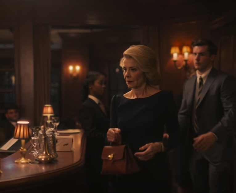 Maman, la table est déjà pleine, alors pourquoi n’irais-tu pas là-bas ? McDonald’s te conviendrait mieux, a dit ma belle-fille avec ce petit sourire poli qui fait rire les gens parce que c’est plus sûr que de prendre la parole, et en un souffle, elle a transformé le dîner de promotion de mon fils en un procès public silencieux où j’étais l’objet à examiner : vieille, « déplacée » et facile à effacer… jusqu’à ce que je décide que la salle allait se souvenir de mon nom.