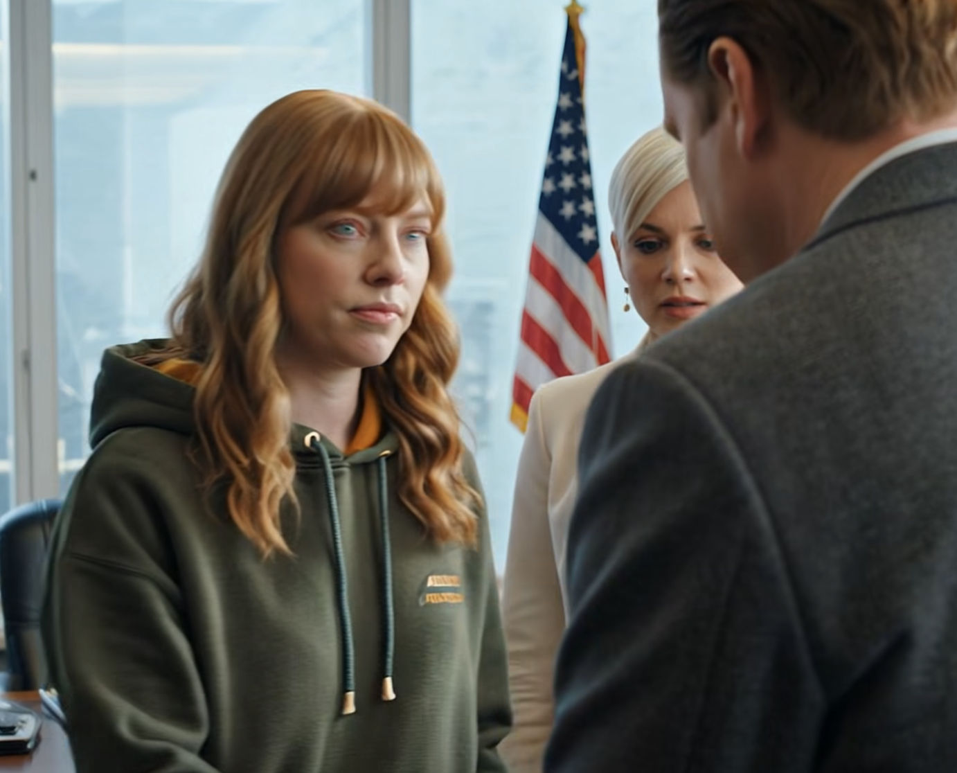 À 6 h 30, un adjoint du shérif a frappé à ma porte, des papiers à la main : un ordre de saisie immobilière… à mon nom. De l’autre côté de la rue, ma fille et son mari nous observaient, comme si c’était un spectacle. Elle a crié : « Tu aurais dû signer ces papiers plus tôt ! » Il a ajouté : « Fais tes valises et va-t’en ! » Je n’ai pas haussé le ton. J’ai simplement souri et posé une question à l’adjoint ; son expression a changé.