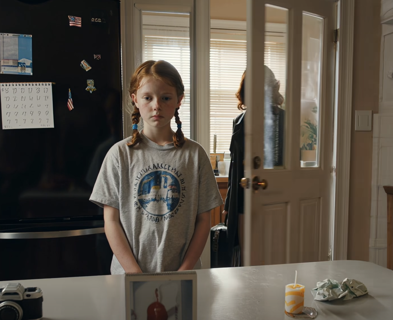 Ma mère est partie en Europe pendant un mois et m’a laissé 20 dollars. À son retour, une simple photo posée sur la table de la cuisine l’a fait murmurer : « Non. Non. C’est impossible. » J’avais onze ans, pieds nus sur le lino froid de notre appartement en location dans l’Ohio, fixant le réfrigérateur vide comme si c’était un défi. Le neuvième jour, j’ai acheté un appareil photo jetable au lieu de nourriture, car je savais que ma mère qualifierait plus tard la vérité de « théâtre ».