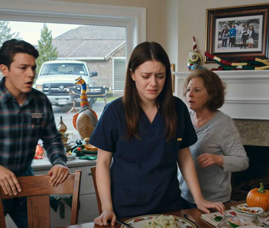 Pendant six ans, j’ai donné 2 000 dollars par mois à mes parents. Ils me disaient que cet argent allait sur un compte d’épargne pour moi. Quand j’ai demandé mon argent pour acheter une maison, mon père a ri : « Quel argent ? C’était le loyer. » Je n’ai rien dit. J’ai juste sorti un dossier. Ma mère est devenue livide. « Où as-tu trouvé ça ? » Quel argent ? C’était le loyer. Mon père l’a dit avec un sourire.