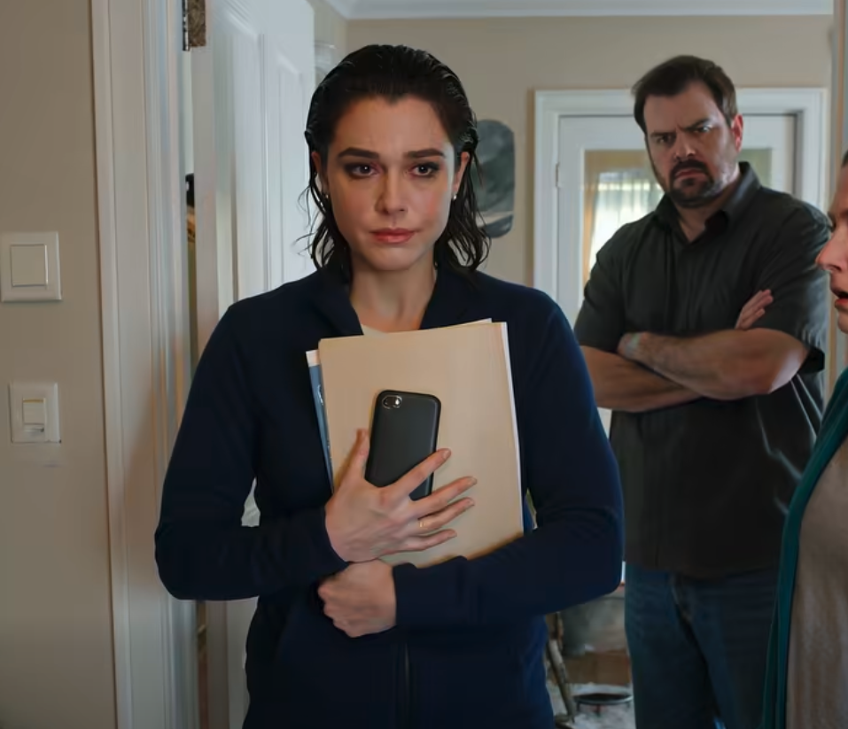 « Sois reconnaissante d’être assise ici », a dit ma mère lors du dîner de Noël après avoir offert un cadeau à tout le monde sauf à moi.