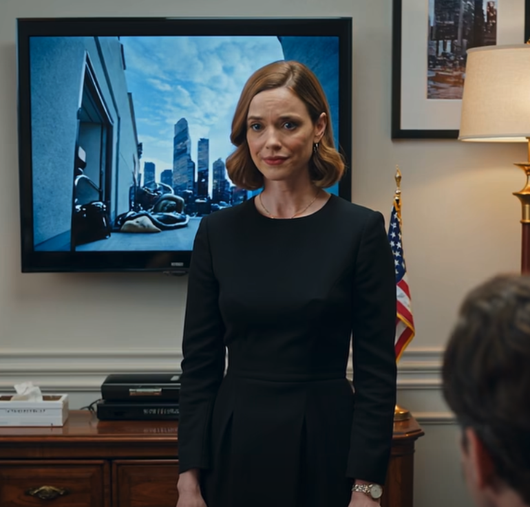 Pendant la lecture du testament de grand-mère, mon cousin m’a regardé droit dans les yeux et a dit : « Elle ne devrait rien recevoir. » Quelques têtes ont acquiescé, comme si la décision était déjà prise. L’avocat n’a pas réagi ; il a simplement ouvert un dossier et a déclaré : « En fait, elle a légué tous ses biens à la personne qui l’a aidée à découvrir la vérité sur cette famille. » Puis il a retourné son ordinateur portable et a diffusé un court extrait des enregistrements du système de sécurité de la maison. La conversation s’est arrêtée net, sans fracas, d’un seul coup.