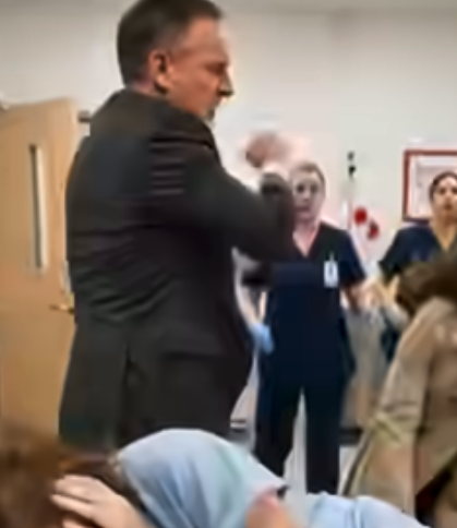 Allongée sur mon lit d’hôpital, une main posée sur mon ventre arrondi, la maîtresse de mon mari fit irruption et lança avec mépris : « Tu crois que porter son enfant te rend intouchable ? » Avant que je puisse crier, elle me saisit les cheveux et me projeta violemment en arrière. Les infirmières accoururent, mais mon père apparut alors sur le seuil et dit : « Lâchez ma fille ! » Un silence de mort s’abattit sur la pièce. À cet instant, tout bascula, et elle ignorait totalement de qui elle avait la fille.