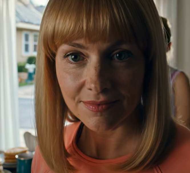 J’ai servi le petit-déjeuner, mais ma belle-fille riait avec ses amies, assez fort pour que je les entende : « Sa cuisine est horrible. Je ne peux pas la supporter », gloussaient-elles. Je n’ai pas perdu mon sang-froid ; j’ai juste souri, débarrassé la table et suis retournée dans ma chambre. Deux heures plus tard, un camion de déménagement s’est arrêté juste devant chez moi, et son visage est devenu livide.