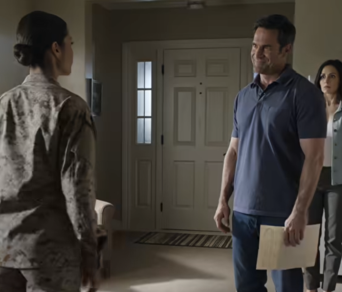 « J’ai vendu le chalet de ton père », m’a dit mon beau-père pendant mon déploiement en Afghanistan, se vantant que l’argent couvrirait ses dettes et permettrait à Chloé de partir en Europe. Mais quand je suis rentré et que je lui ai dit : « Je ne joue pas à ces jeux, Richard. Je sers mon pays », son sourire narquois a commencé à se fissurer, car le chalet poussiéreux qu’il pensait avoir acquis cachait une vérité que mon père avait dissimulée pendant des années.