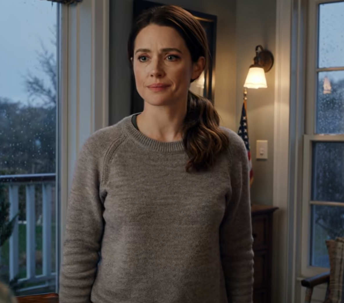 Au dîner, ma mère a dit que ma sœur « avait tout pour elle ». J’ai posé ma fourchette et j’ai dit : « Alors elle peut commencer à payer le loyer. » Mon père s’est figé et a demandé : « Le loyer ? Quel loyer ? »