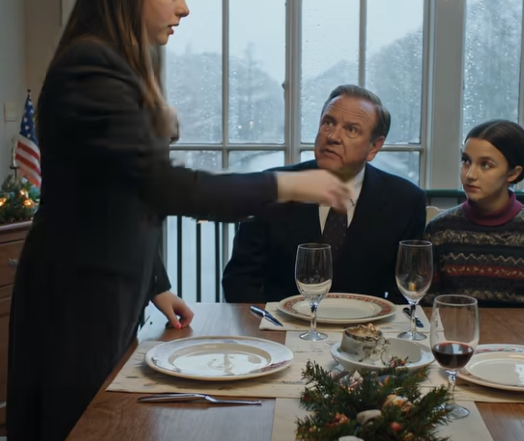 Au dîner de Thanksgiving, mes parents m’ont dit : « Ton rôle est de travailler pendant que ta sœur profite de la vie. Si tu as un problème, la porte est là. » J’ai reculé ma chaise, souri et dit : « D’accord. Je m’en vais. Et à partir de maintenant, vous vous occupez de vos factures. » Puis je suis sortie dans la nuit froide sans me retourner.