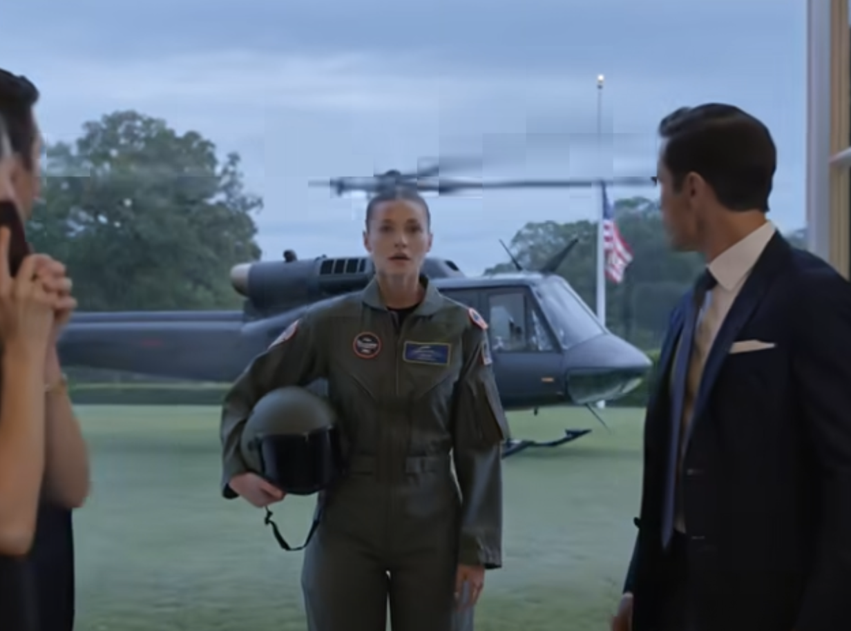 Ils invitèrent Elowan Ashby à la réunion pour un dernier éclat de rire. Soudain, la terre trembla, un Apache descendit et la fille dont ils s’étaient moqués revint SOUS CES ROTORS