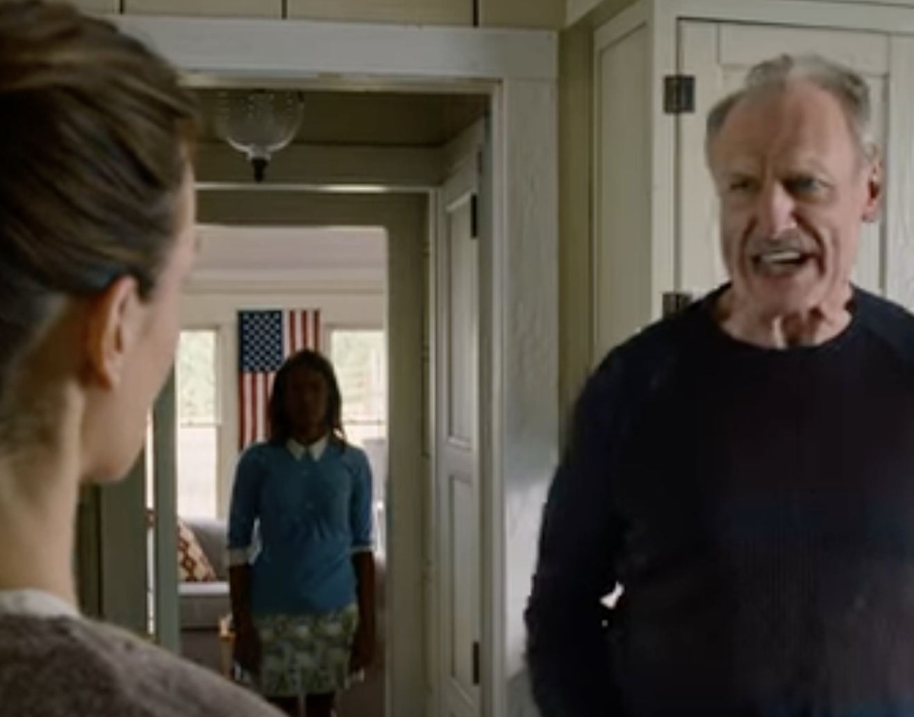 J’ai enchaîné tellement d’heures supplémentaires que je me suis effondrée à l’hôpital du comté. Les médecins ont appelé mes parents, mais ils ne sont jamais venus. Ma sœur s’est empressée de publier une photo souriante sur Facebook en me traitant de « drama queen ». Je n’aurais dû souffrir que parce qu’ils m’avaient laissée là, mais j’ai ensuite découvert des signatures qui n’étaient pas les miennes, des dettes que je n’avais jamais remboursées, une procédure judiciaire en cours. À cet instant, j’ai compris que ce qui les effrayait le plus, ce n’était pas que je craque, mais que je sois encore assez lucide pour lire chaque ligne.