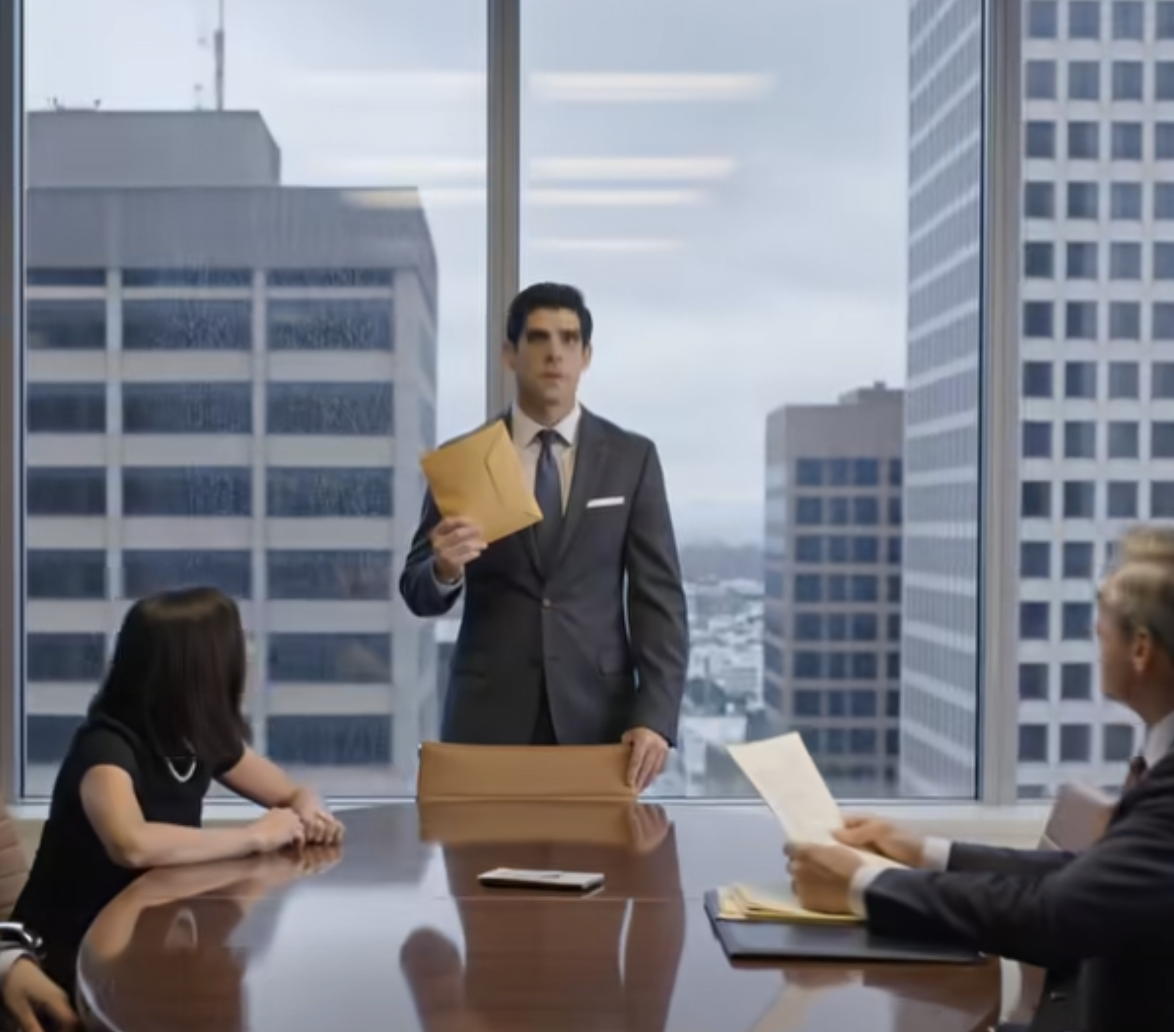 J’avais treize ans quand maman m’a mise à la porte pour payer le camp de football de mon frère. Elle a dit que j’étais « le problème d’Harold maintenant ». Quinze ans plus tard, elle souriait d’un air narquois à la lecture du testament d’Harold, espérant toucher un héritage. Elle ignorait que je tenais entre mes mains un document qu’elle avait signé à l’époque, un document qui l’effaçait légalement de ma vie pour toujours.