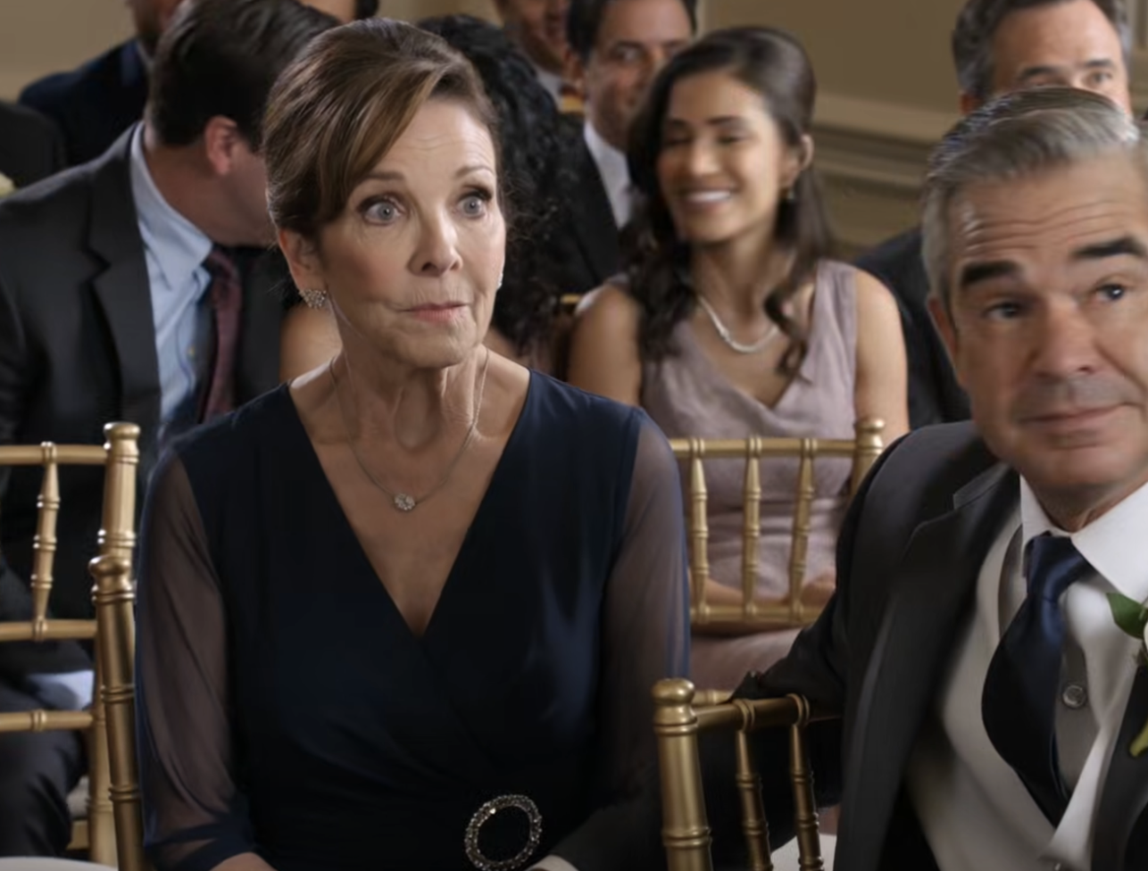 « Fais comme si tu étais avec moi » — Reléguée au dernier rang au mariage de son propre fils après que la mariée lui a murmuré : « Ta pauvreté va nous faire honte », une mère en deuil a tenté de disparaître. Un inconnu aux cheveux argentés lui a alors pris la main, a fait taire le jardin et a transformé le plan de table, censé l’humilier, en la première brèche d’un secret que personne à ce mariage n’était prêt à affronter.