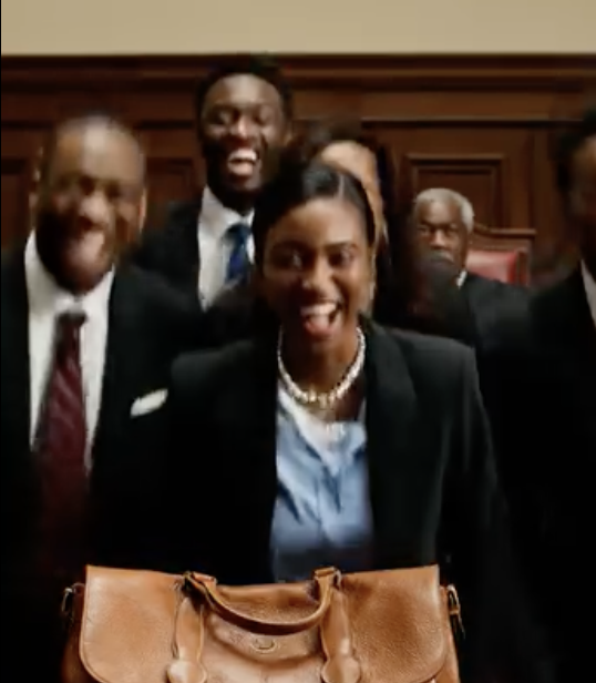 Le juge jeta un coup d’œil à mon tablier et ricana : « Vous êtes serveuse… Quelles qualifications pouvez-vous bien avoir ? » Mes parents riaient aux éclats, à s’en étouffer, jusqu’à ce que je m’approche du banc, pose un vieux porte-documents en cuir et demande : « Je connais la règle contre les perpétuités… Et vous ? » Un silence de mort s’abattit sur la salle d’audience, car pour la première fois de la matinée, personne ne me prenait pour une plaisanterie.