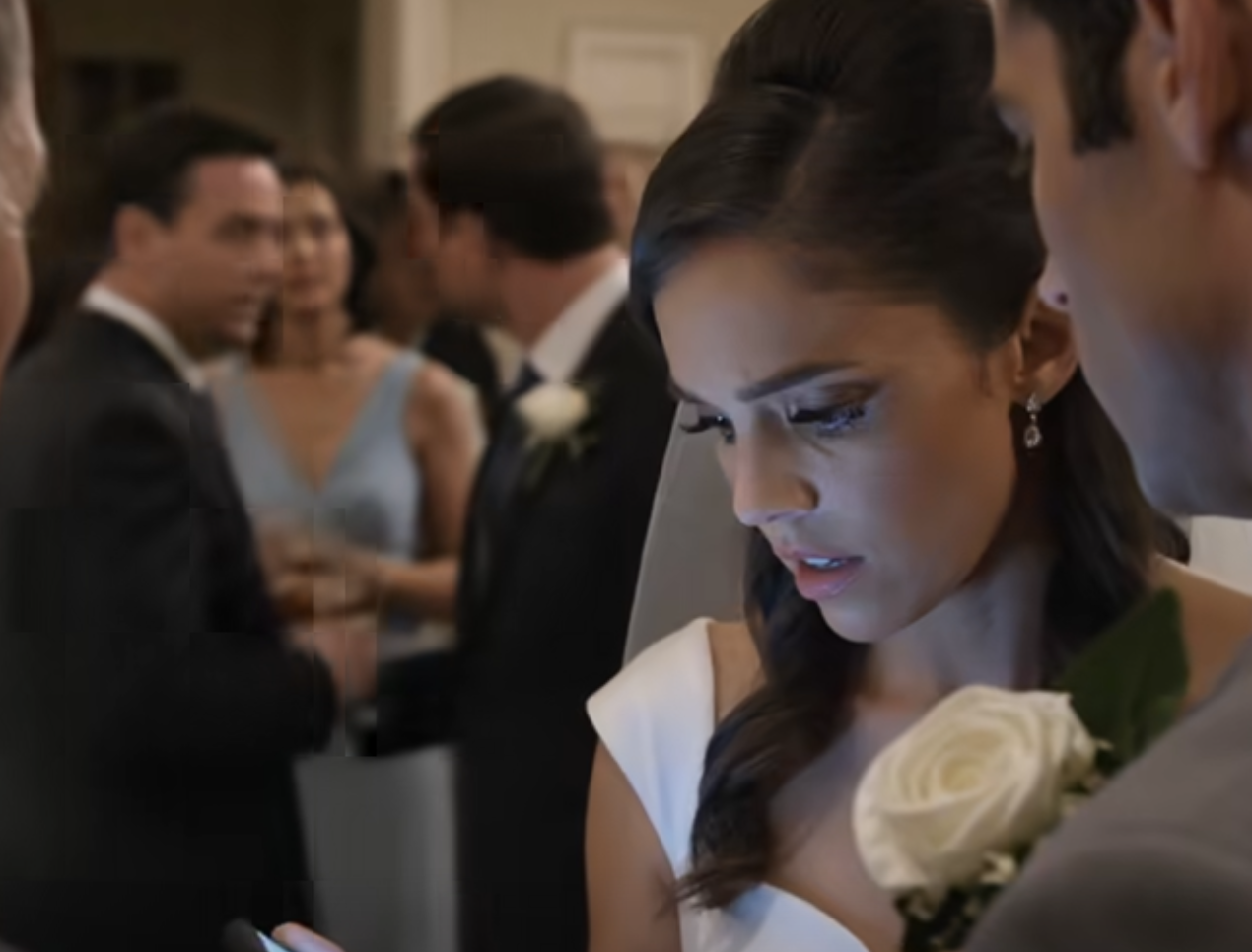 Mes parents m’ont dit que je n’étais pas invité au mariage de mon frère après que je lui ai offert une maison d’une valeur de 770 000 $. « C’est réservé à la famille proche », a plaisanté mon frère. Alors, pendant la cérémonie, j’ai vendu la maison. Ce que la mariée a fait à leur arrivée a stupéfié l’assistance.