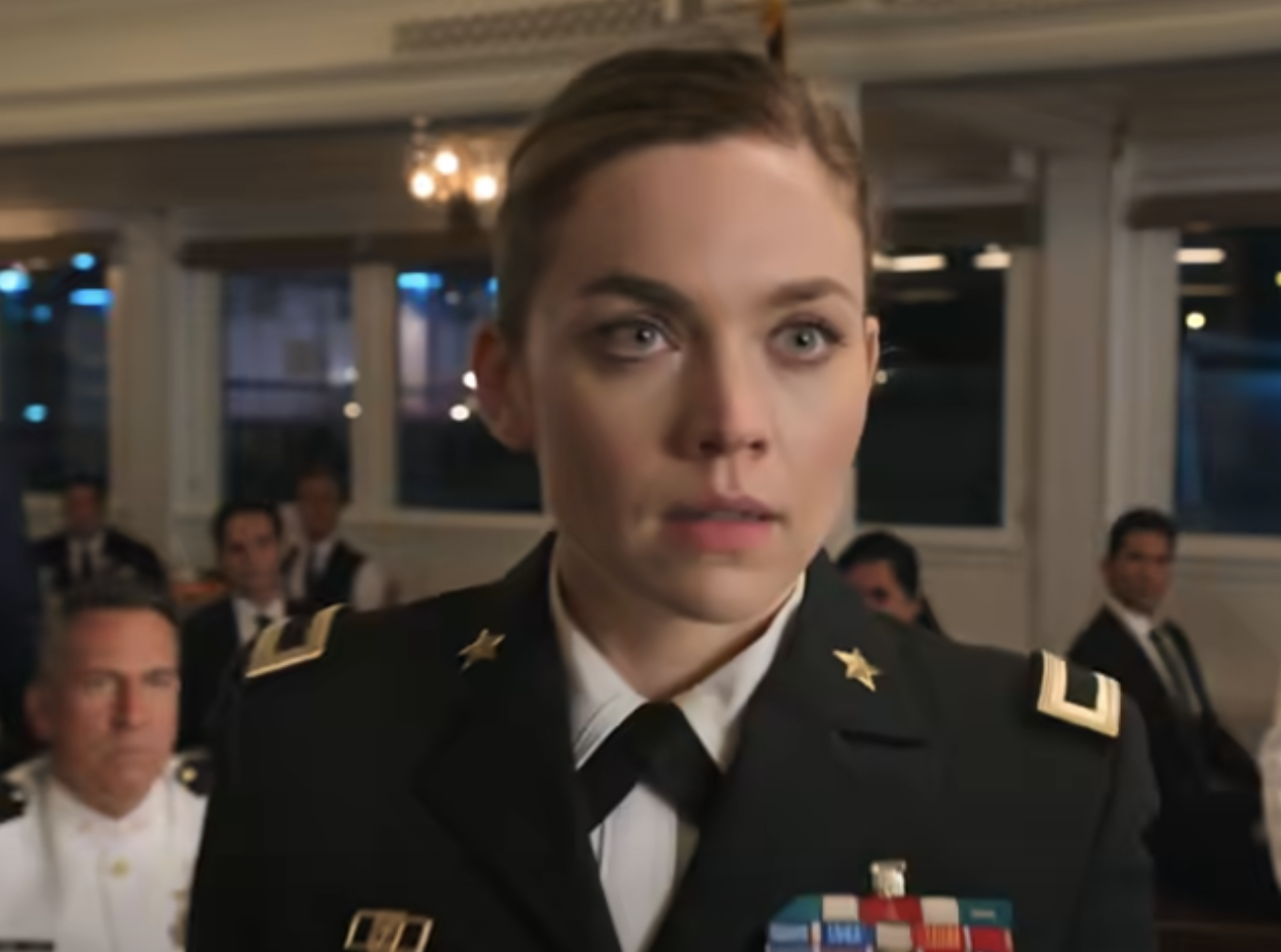 Mon frère m’a fait arrêter lors de mon dîner de promotion en hurlant : « C’est une impostrice ! » Un amiral cinq étoiles s’est alors levé et a tonné : « Lâchez ma femme ! » La salle entière s’est figée ; le visage de mon frère s’est transformé en une expression de panique pure.