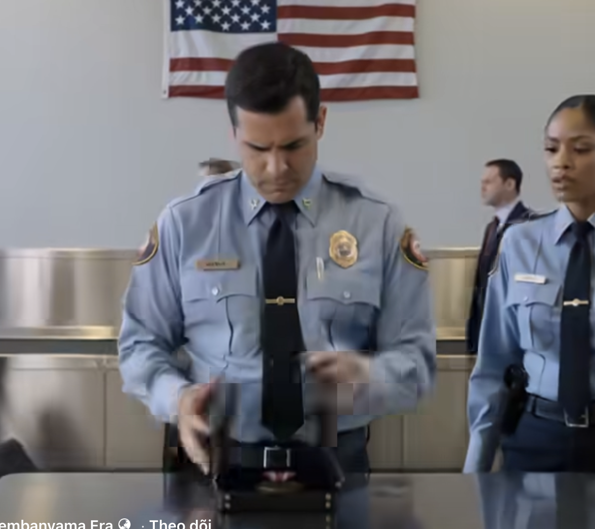 Ils n’ont arrêté la jeune fille discrète que parce que son sac à dos semblait trop vieux pour l’aéroport Reagan. Mais lorsqu’un agent de la TSA a ouvert un étui en cuir dissimulé et a murmuré : « Ce n’est répertorié dans aucun système », l’atmosphère a changé. Elle n’a pas pleuré, n’a pas protesté, et lorsque les agents de la Sécurité intérieure lui ont demandé d’où venait la médaille, elle a donné un nom qui a fait pâlir un agent chevronné : « Mon grand-père m’a dit de l’apporter à Catherine Menddees. »